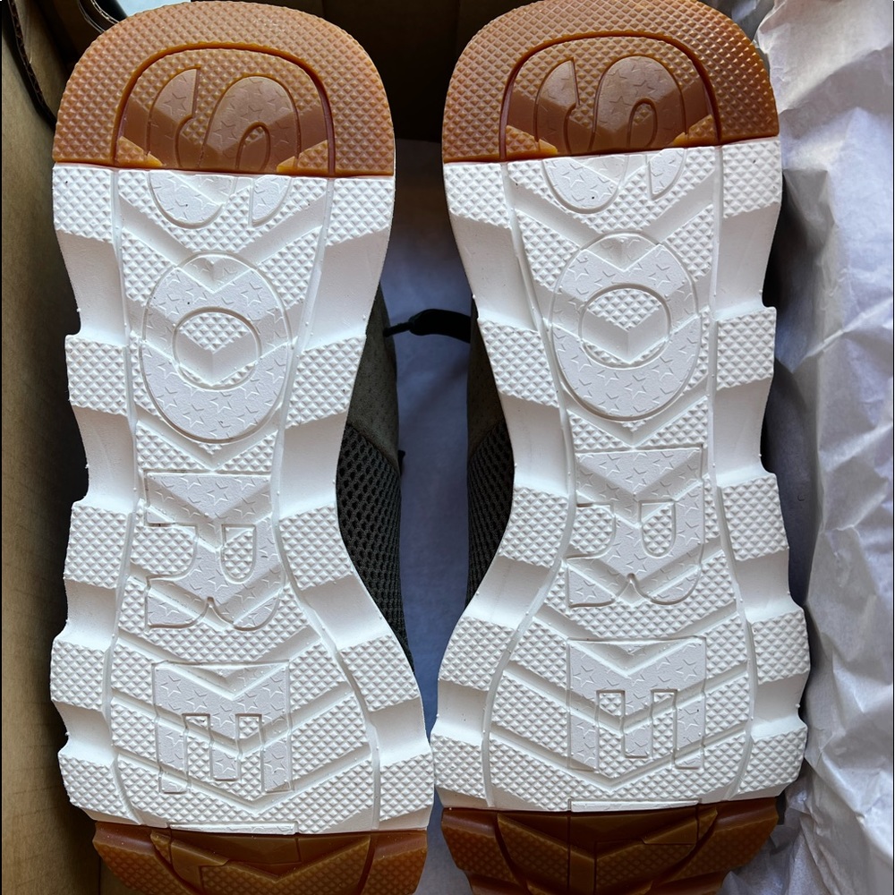 Sorel NIB sneakers 8.5